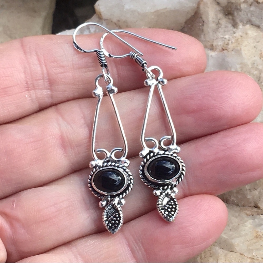 Black onyx pendulum earrings NWT
